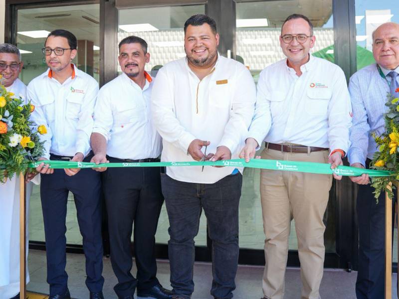 Momento del corte de cinta que da por inaugurada la nueva agencia bancaria.