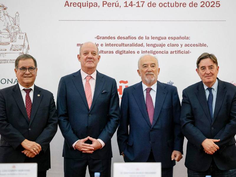 En la foto: El director de la RAE, Santiago Muñoz Machada (tercero) y el director del Instituto Cervantes, Luis García Montero (cuarto), acompañados de Luis Iberico Núñez (embajador de Perú en España) y Carlos Chávez-Tafur (presidente del grupo de trabajo del X Congreso Internacional de la Lengua Española (CILE))