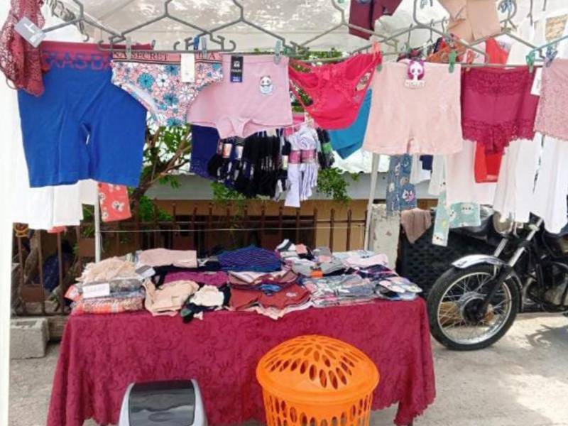 Aunque el espacio de ventas en su vivienda es pequeño, Cerrato señala que el movimiento de personas es constante y le permite atender tanto su negocio como las responsabilidades del hogar.