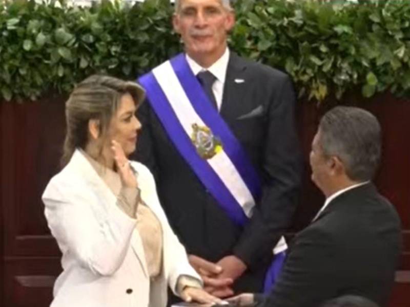 Momento en el que la diputada nacionalista, María Antonieta Mejía, es juramentada como designada presidencial.