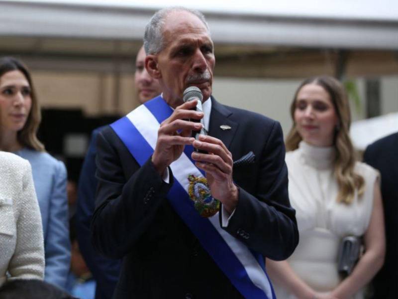 Aunque pequeña, pero significativa y distinta de las de otros gobiernos, la banda presidencial de Nasry Asfura tiene un toque que la hace única. Y no, no se trata de un color, sino algo personalizado. ¿Qué es? Aquí le damos los detalles: ​​​​