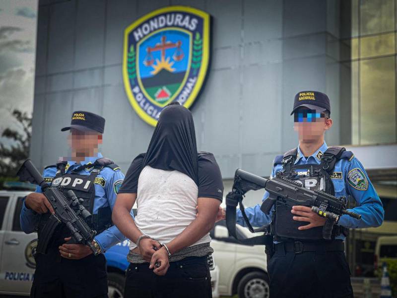 El jovencito conocido con el seudónimo de El Gordo, al ser capturado por agentes de la Dirección Policial de Investigaciones (DPI).