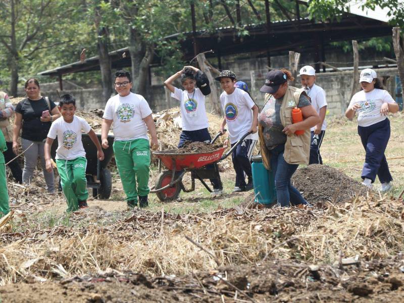 Los escolares se divirtieron y aprendieron en el centro de compostaje de la AMDC.