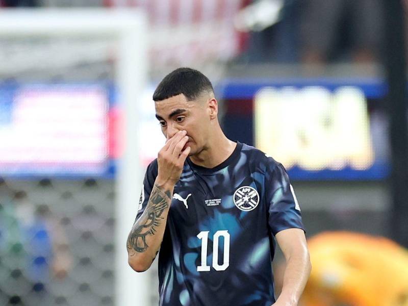 Miguel Almirón vio la tarjeta roja poco antes de finalizar el primer tiempo.