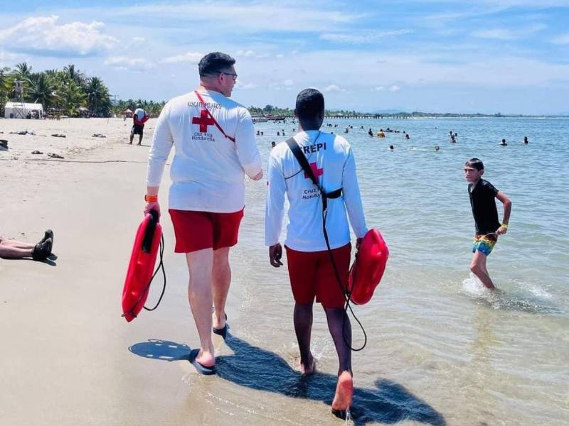 En esta Semana Morazánica, el médico y rescatista Kevin Omar Erazo cuidará a los vacacionistas que acudirán a las playas de Puerto Cortés.