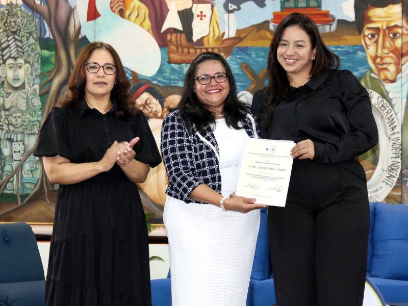 La maestra Ana Reyes junto a la rectora de la UPNFM, Lexy Medina, y la jefa de Redacción de El Heraldo, Glenda Estrada.