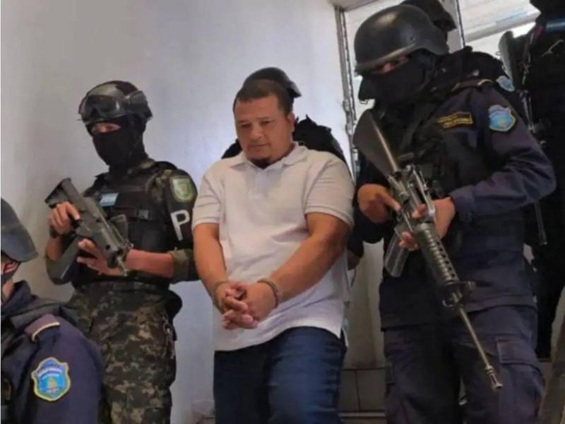 Velásquez es acusado por los delitos de lavado de activos, asociación para delinquir, tenencia ilegal de armas de fuego y desobediencia.