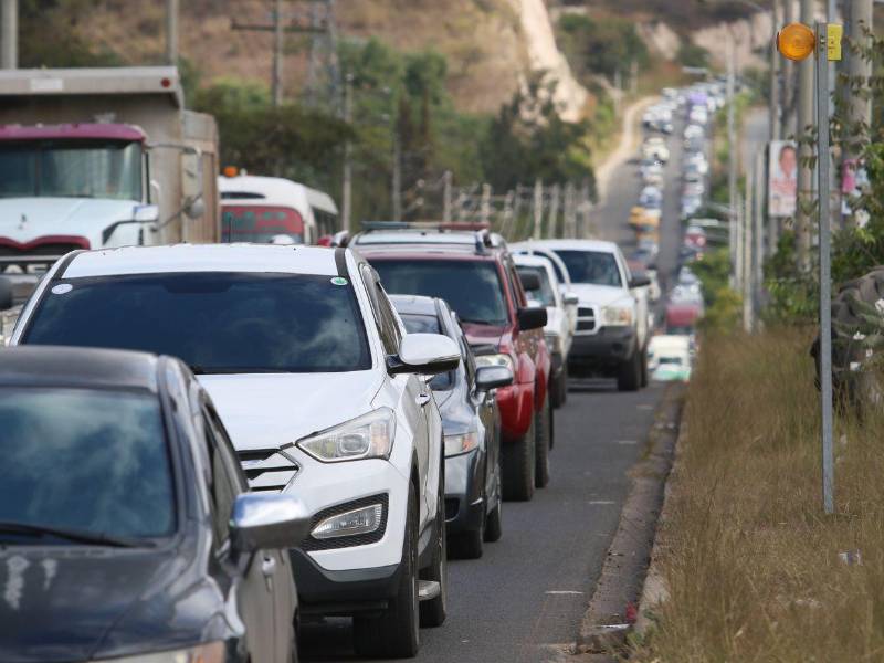 La clausura del carril izquierdo del puente Papa Francisco por una semana provocó extensos embotellamientos, al ser una vía clave para descongestionar la capital.