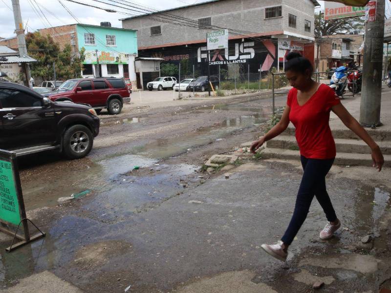 Aguas residuales inundan la vía principal de la colonia Arturo Quezada, cerca de la estación de buses, generando riesgos de contaminación y malos olores.