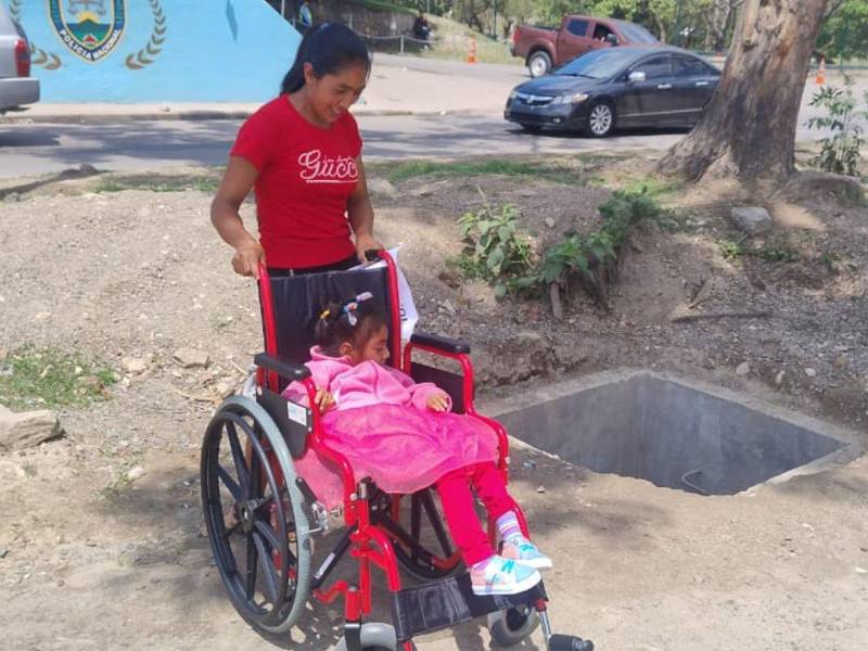 El caso de Sandy generó solidaridad y permitió la donación de una silla de ruedas que facilitará su movilidad y su asistencia diaria a clases.