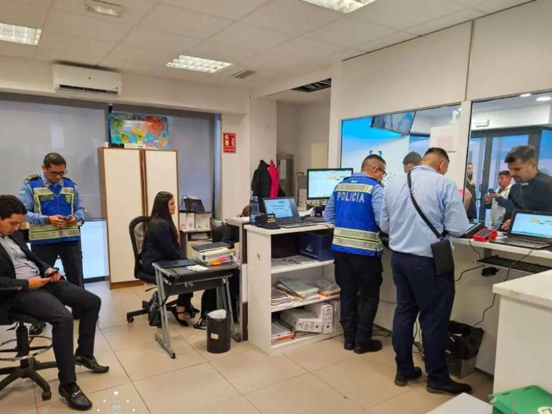 Miles de conductores continúan sin recibir licencias físicas mientras la DNVT enfrenta atrasos en compras internacionales.