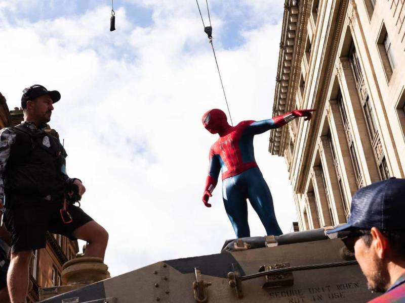 Tras el doloroso fallecimiento de su tía May, Parker se enfrenta a una realidad profundamente solitaria.