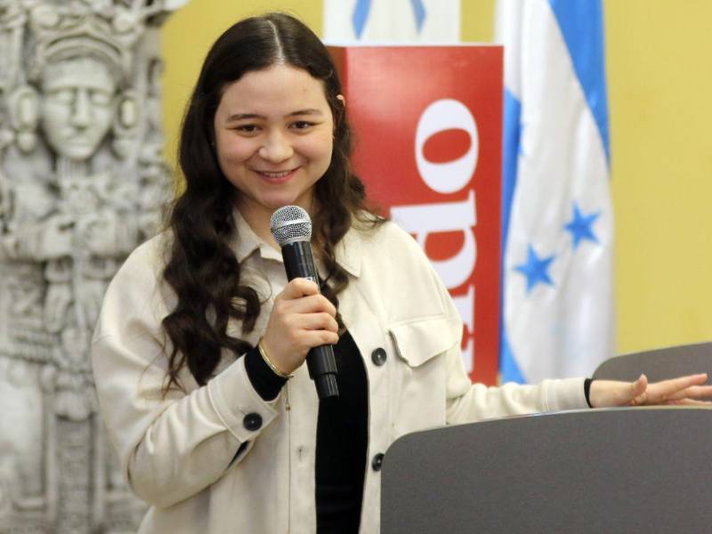 Alexa Medina, estudiante de la licenciatura de Mercadotecnia y Publicidad, fue la moderadora del evento.