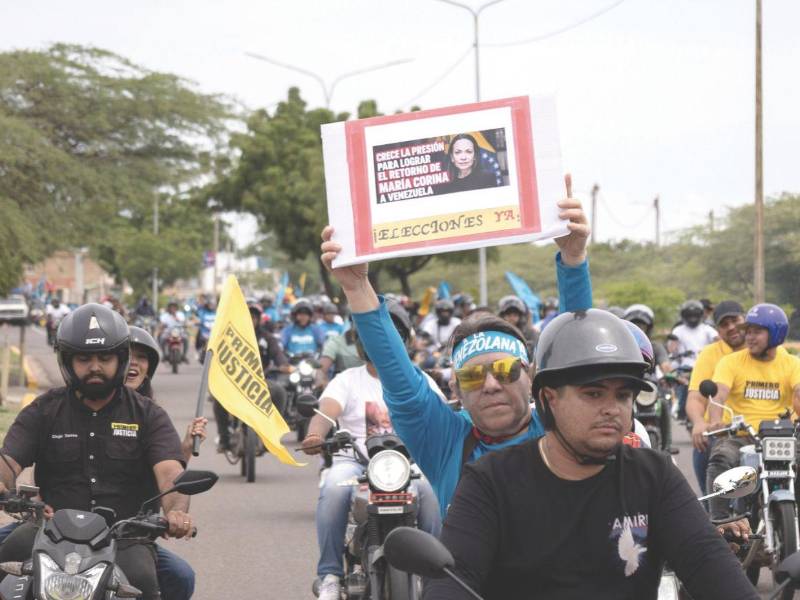 POLÍTICA. Opositores venezolanos marcharon ayer, domingo, en caravanas en varios estados del país para exigir el regreso seguro a Venezuela de la dirigente María Corina Machado, luego de las denuncias de su equipo sobre impedimentos para su retorno desde Panamá.