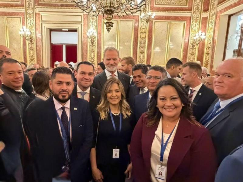 El presidente del Congreso Nacional, Tomás Zambrano, fue acompañado por diputados liberales y nacionalistas.