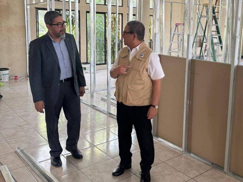 Carlos Suazo, director ejecutivo del Infop, supervisa los avances de estos parques de simulación.