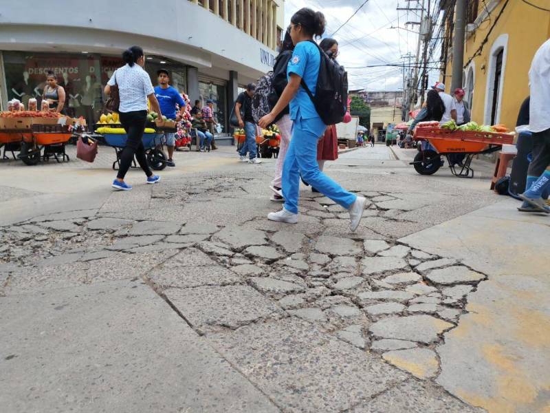 El mal estado de las calles y aceras preocupa a los capitalinos, que piden a la Alcaldía intervenir antes de que los daños afecten el patrimonio cultural.