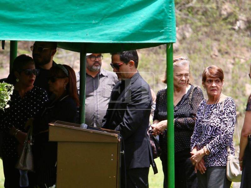 Juan Fernando Lobo, conocido popularmente como Juanfer, entre lágrimas le dio el adiós definitivo a su pareja, la chef y presentadora Sandra Días del Valle. El cortejo fúnebre de Sandra partió desde la parroquia Santa Teresa de Jesús, en la colonia 15 de Septiembre, hasta el cementerio Jardines de Paz San Miguel Arcángel, donde sus restos ahora descansan en paz.