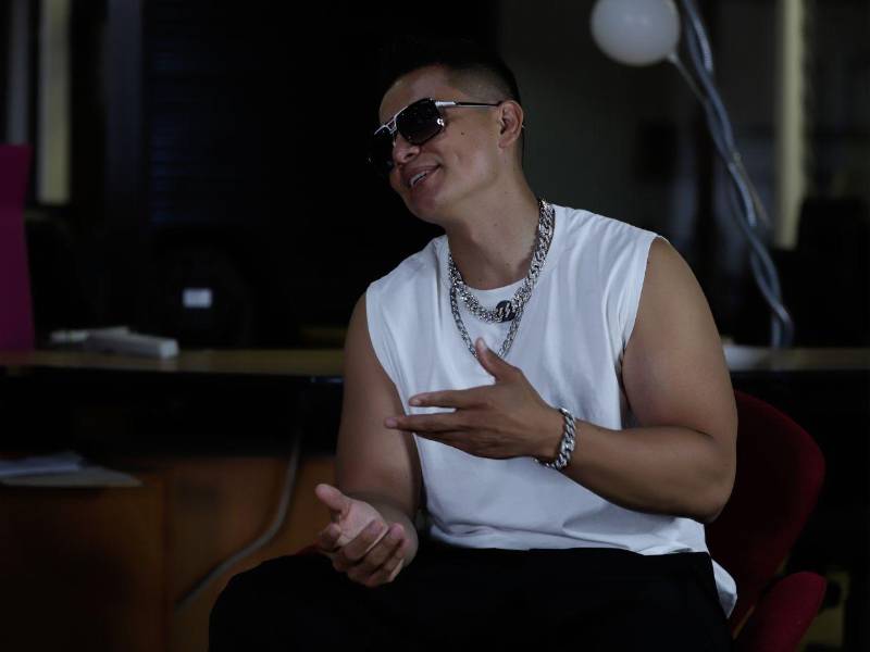 La canción, de corte amoroso, nació con la intención de generar conexión y cercanía, convirtiéndose en un tema ideal para dedicar, como él mismo lo define.