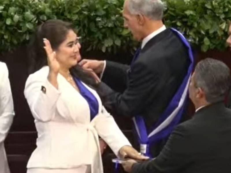 Diana Waleska Herrera Portillo es juramentada como designada presidencial.