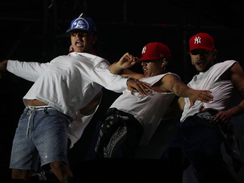 Durante el show, el intérprete, acompañado de sus bailarines, ejecutó varios pasos emblemáticos de los trends de sus canciones en TikTok, llevando al escenario las coreografías más populares del momento.