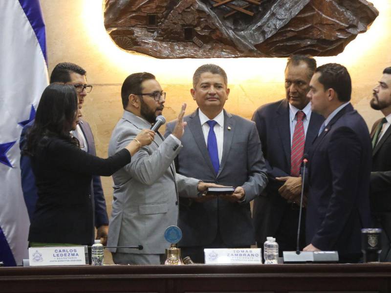 Juan Hernández tomo posesión de su cargo al rendir su promesa de ley ante Tomás Zambrano.