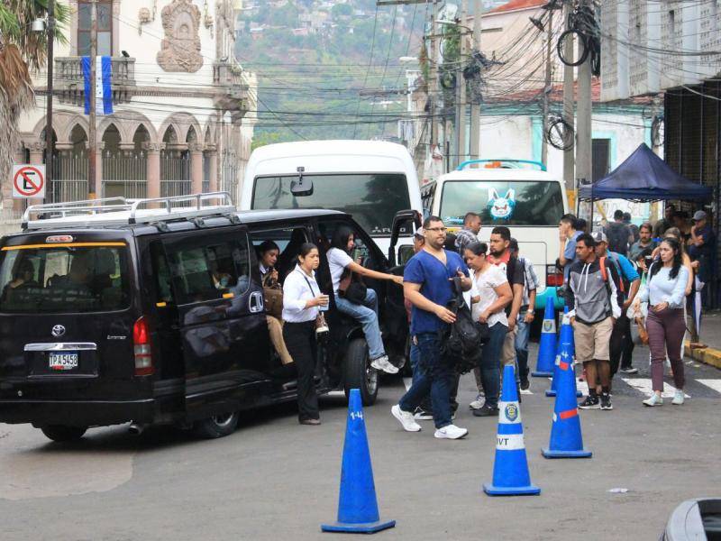 Muchos conductores afirman que son los mismo pasajeros los que les exigen bajarlos en cualquier lugar. Dijeron que parte del caos vial es por la cultura.