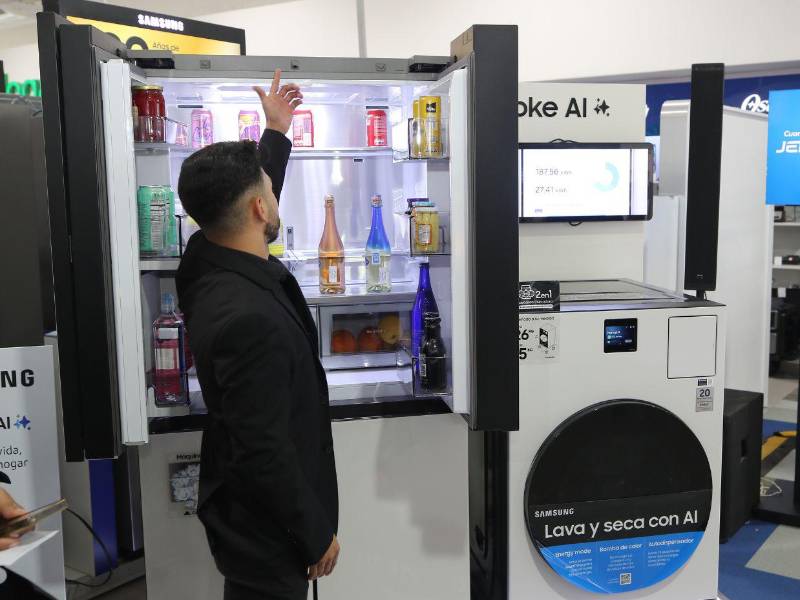 Además, ofrece recomendaciones de recetas y alerta sobre fechas de caducidad de los alimentos.