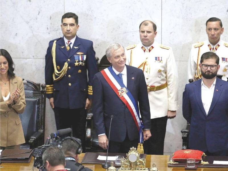 Mando. El izquierdista Gabriel Boric entregó ayer la banda presidencial de Chile al ultraderechista José Antonio Kast, en la continuación del fortalecimiento del proceso democrático de la nación suramericana, un ejemplo vivo para el continente.