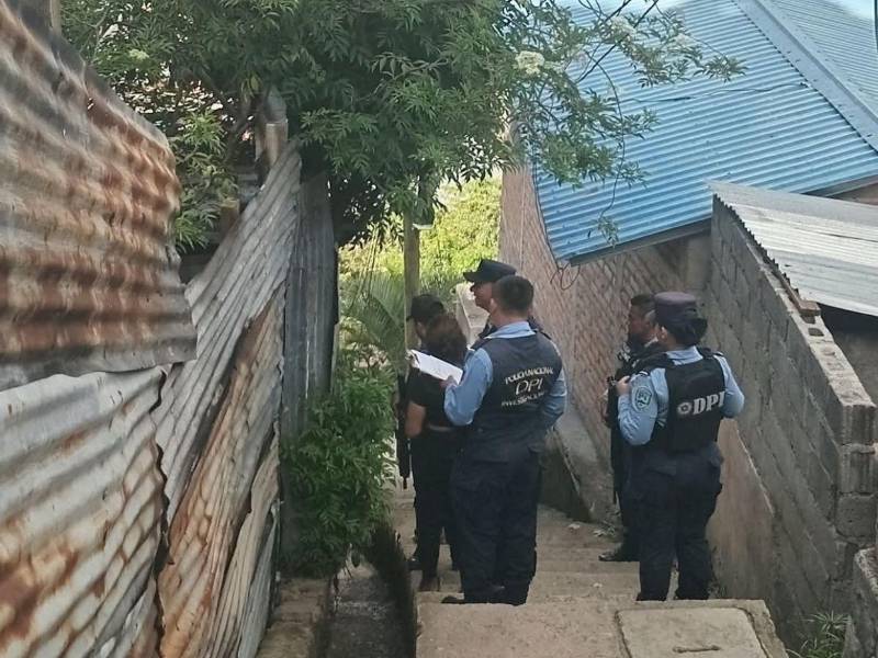 Agentes policiales realizando la labor de recuperación de la menor afectada.