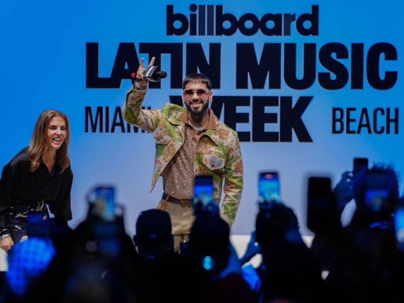 El cantante puertorriqueño Anuel AA saluda junto a la directora de contenido latino y en español de Billboard, Leila Cobo, durante el segundo día de la Semana Billboard de la Música Latina.