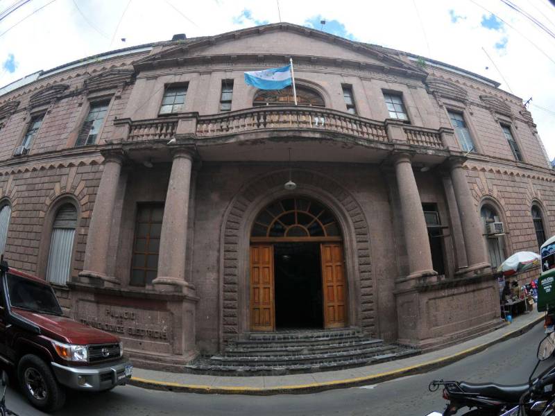 El antiguo palacio de Hondutel, uno de los edificios más valiosos del Centro Histórico, permanece abandonado por impedimentos legales que detienen su restauración.