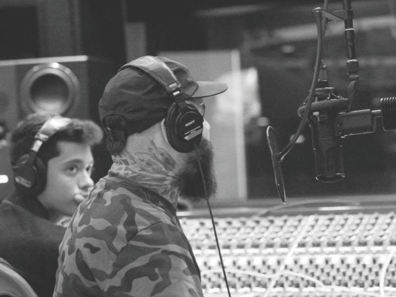 El catracho de 32 años reside en Tegucigalpa, ciudad de la que es originario, pero constantemente viaja a Miami, Los Ángeles y Puerto Rico, entre otros destinos, para trabajar.