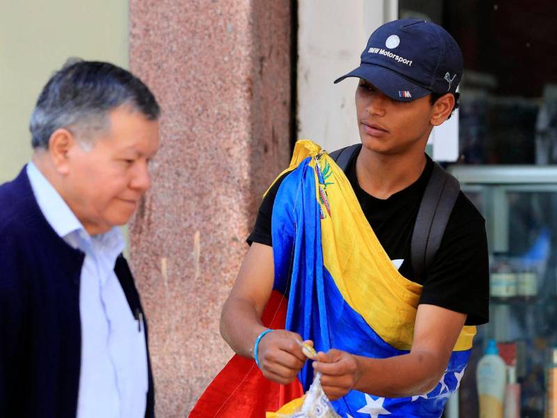 Las posturas entre migrantes venezolanos varados en Honduras están divididas. Mientras algunos, con intención de regresar a su país, respaldan la captura de Nicolás Maduro por parte de Estados Unidos, otros —en ruta hacia México— condenan el hecho y lo califican como un “secuestro”.