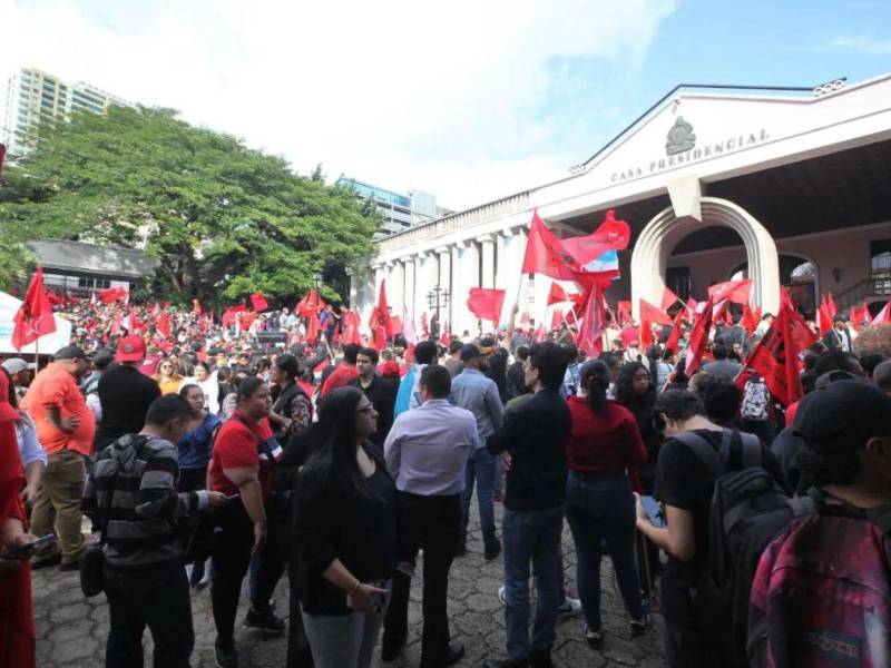 Decenas de militantes de Libre llegaron a Casa Presidencial.