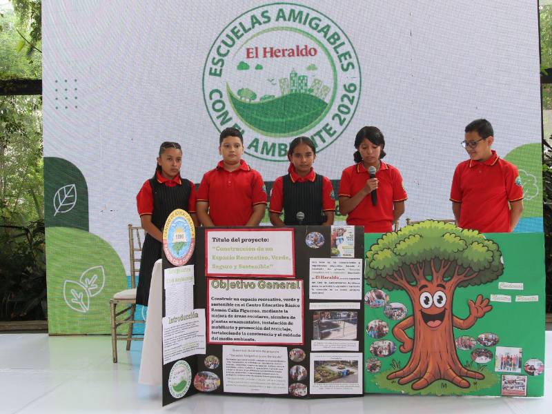 Estudiantes de la Ramón Cálix Figueroa transforman un espacio del centro educativo en un área verde, segura y sostenible con árboles, bancas y recipientes para clasificar residuos.