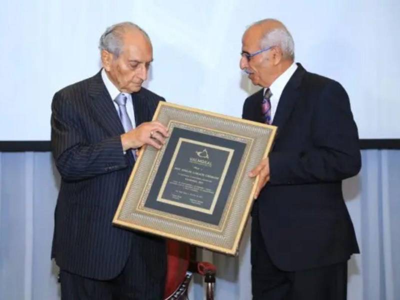 A lo largo de su trayectoria, Larach fue objeto de múltiples reconocimientos. Entre ellos destaca el Premio Valmoral 2015, otorgado a personalidades que encarnan valores sobresalientes y moralidad ejemplar. En 2009, la Academia Hondureña de Geografía e Historia lo exaltó por sus contribuciones al desarrollo social del país, mientras que la Cámara Hondureña de la Industria de la Construcción (Chico) lo honró con el premio El Constructor.