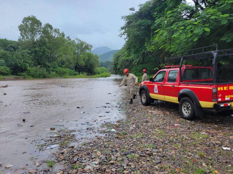 Los bomberos monitorean las zonas afectadas por las lluvias.