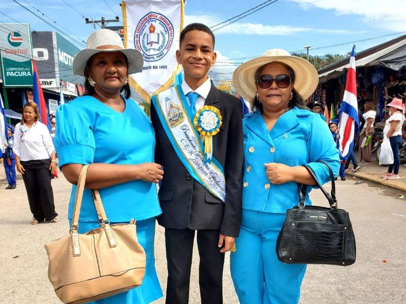 Presidente estudiantil Samuel Paguada, acompañado de las autoridades del centro educativo Joaquín Reyes Tejeda.