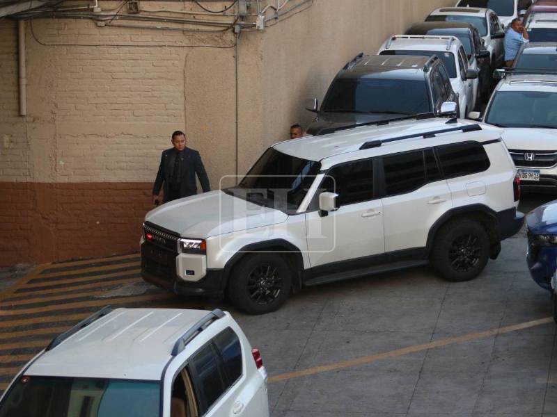 López llegó cerca de las 5:00 de la tarde al Congreso Nacional.
