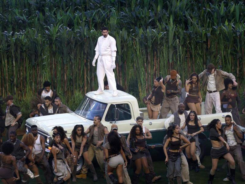 Con sus mejores éxitos y con un poderoso mensaje sobre la comunidad latina, Bad Bunny encendió el show de medio tiempo del Super Bowl 2026 con una espectacular presentación.
