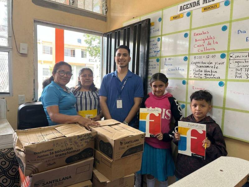 Entrega de libros en el CEB Rafael Pineda Ponce #2.