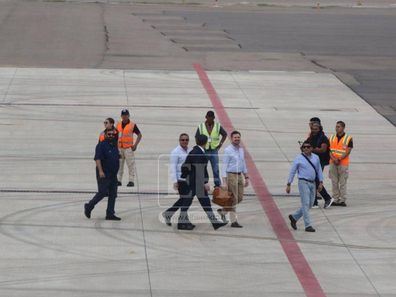 Imagen de los acompañantes de JOH al momento de su aterrizaje en Palmerola.