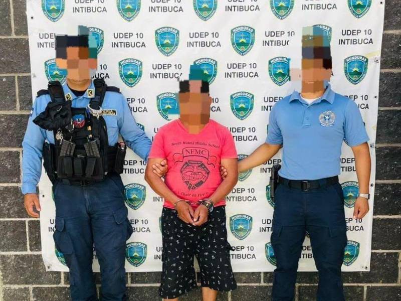 La víctima habría guardado silencio durante varios meses debido a las amenazas de su padrastro.