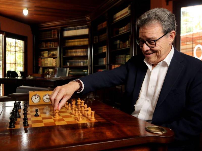 Arístides Mejía disfruta del ajedrez, la lectura y los viajes. Es un apasionado del buen cine y siente especial atracción por las grandes ciudades y museos.