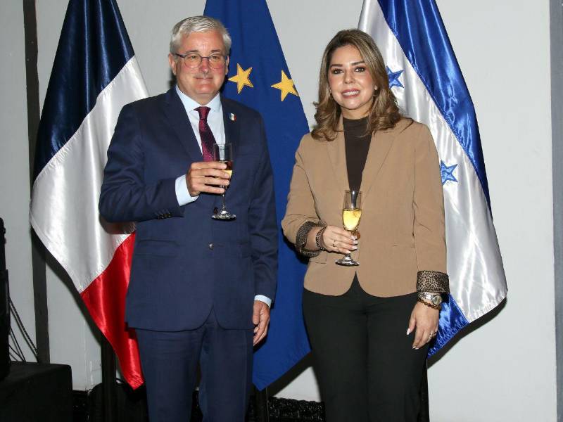 El embajador de Francia en Honduras, Cédric Prieto, y la designada presidencial, María Antonieta Mejía.