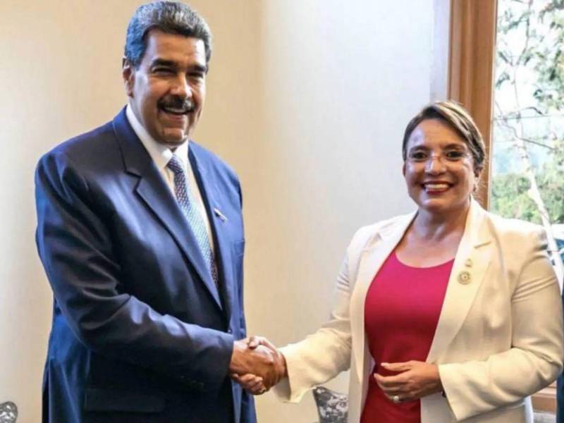 La presidenta Xiomara fue una de las pocas autoridades mundiales que felicitó a Nicolás Maduro por su fraudulento triunfo en las elecciones de 2024.
