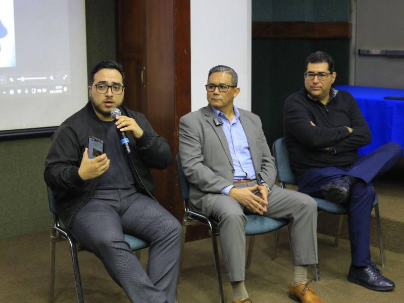 Participantes discuten sobre verificación de datos y el impacto de la desinformación en la conversación pública.