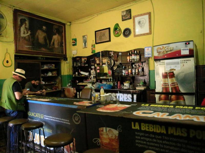 El bar “Tito Aguacate” cumplió esta semana 80 años de fundación sirviendo a sus clientes, que van desde el más humilde obrero al más encopetado de los diplomáticos, el trago de la casa: el “calambre”.