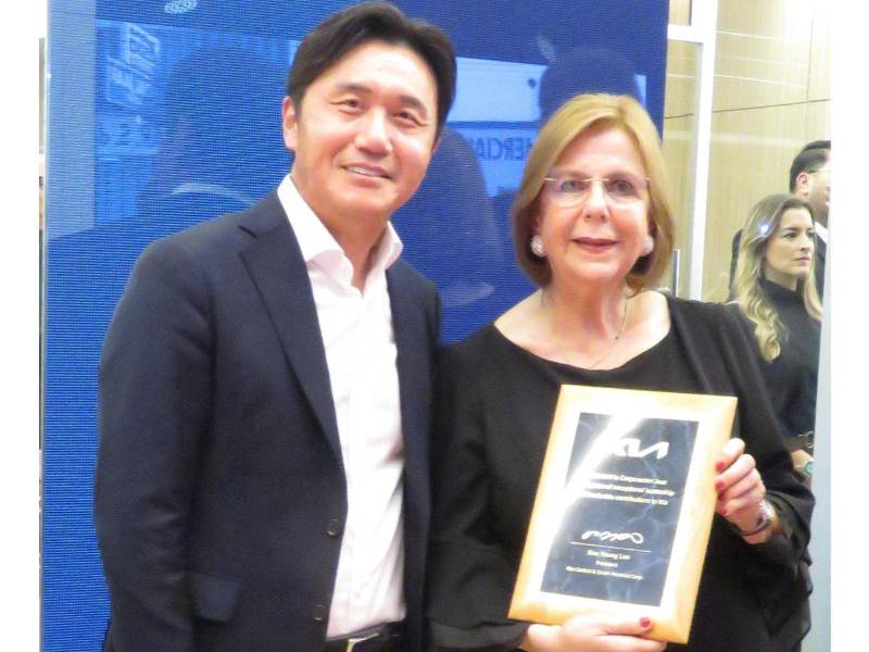 La presidenta de Corporación Jaar y KIA Honduras Delmy Jaar, recibió de Steve Lee, presidente de KIA para Centro y Sur América un reconocimiento especial.